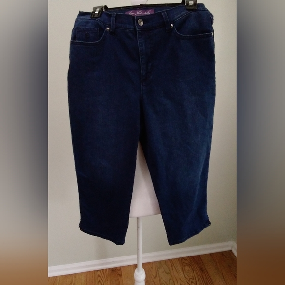 2/$15 Gloria Vanderbilt Amanda Denim Capris - Picture 1 of 6